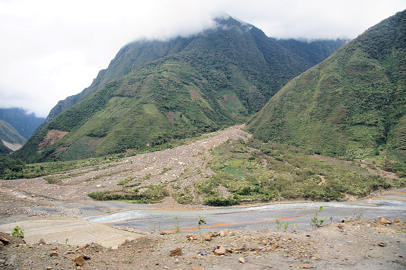 土石流でできる沖積錐 Alluvial cone along the Araza River